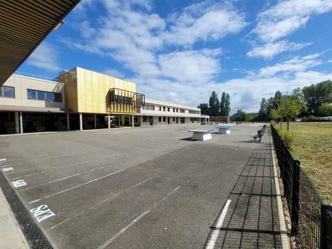 La cour, vue 2