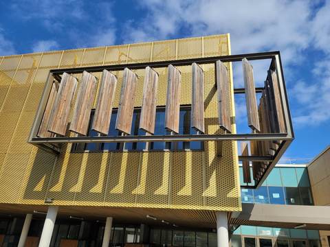 La façade côté cour, habillage métallique perforé