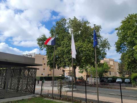 L'entrée, drapeaux français et européen