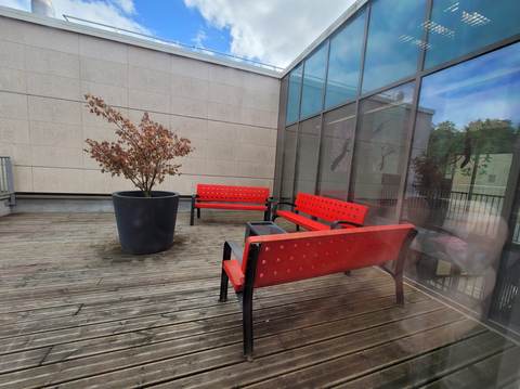 Le patio et ses bancs