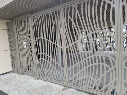 Le portail d'entrée, motif végétal ajouré