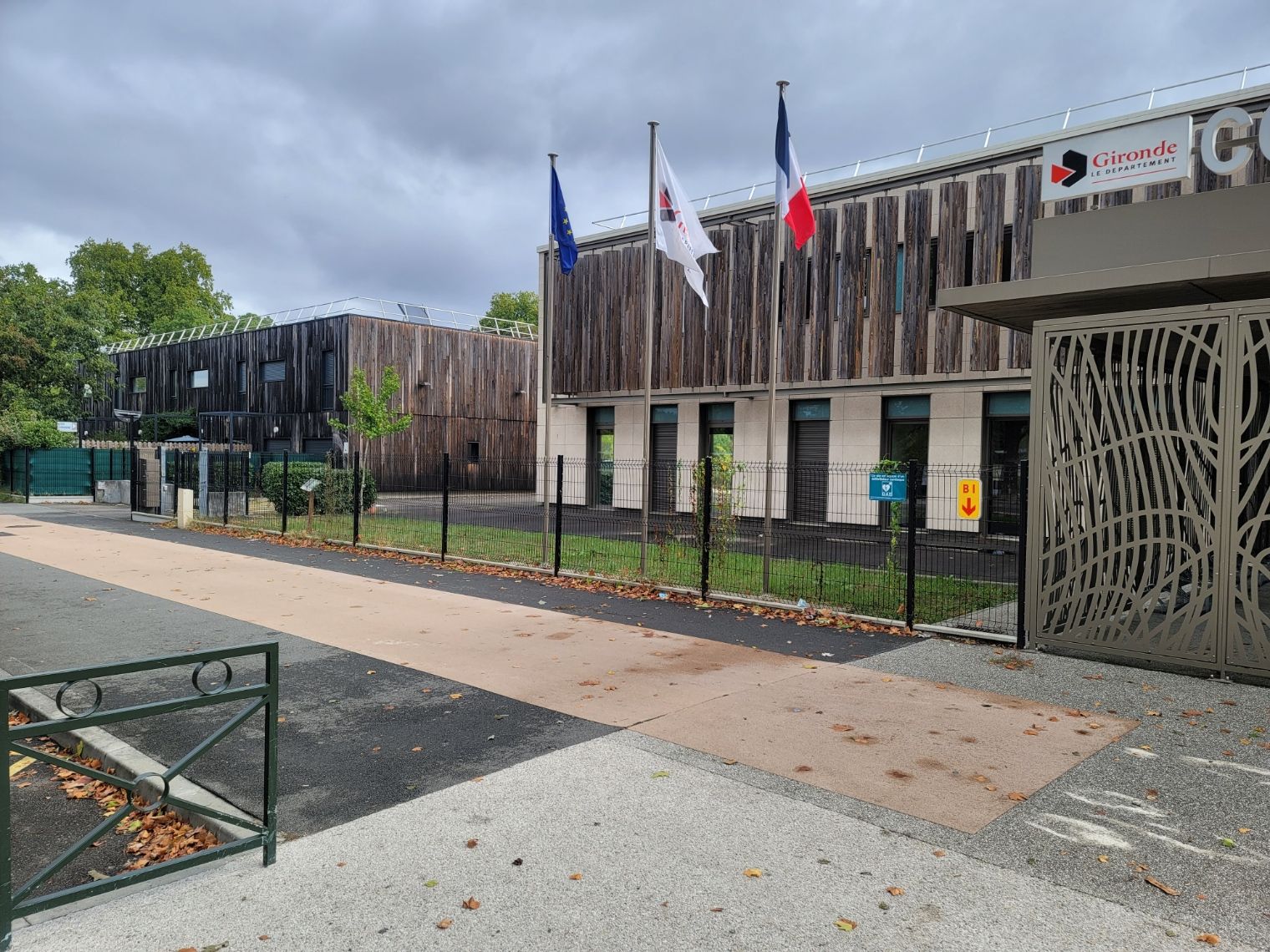 Entrée du collège Alfred Mauguin, façade contemporaine